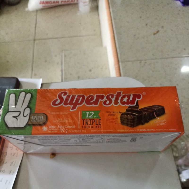 

superstar triple chocolate wafer 1 kotak 12 pcs