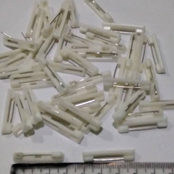 

Kualitas Terjamin Peniti name tag plastik gravo 32cm putih isi 144pcs
