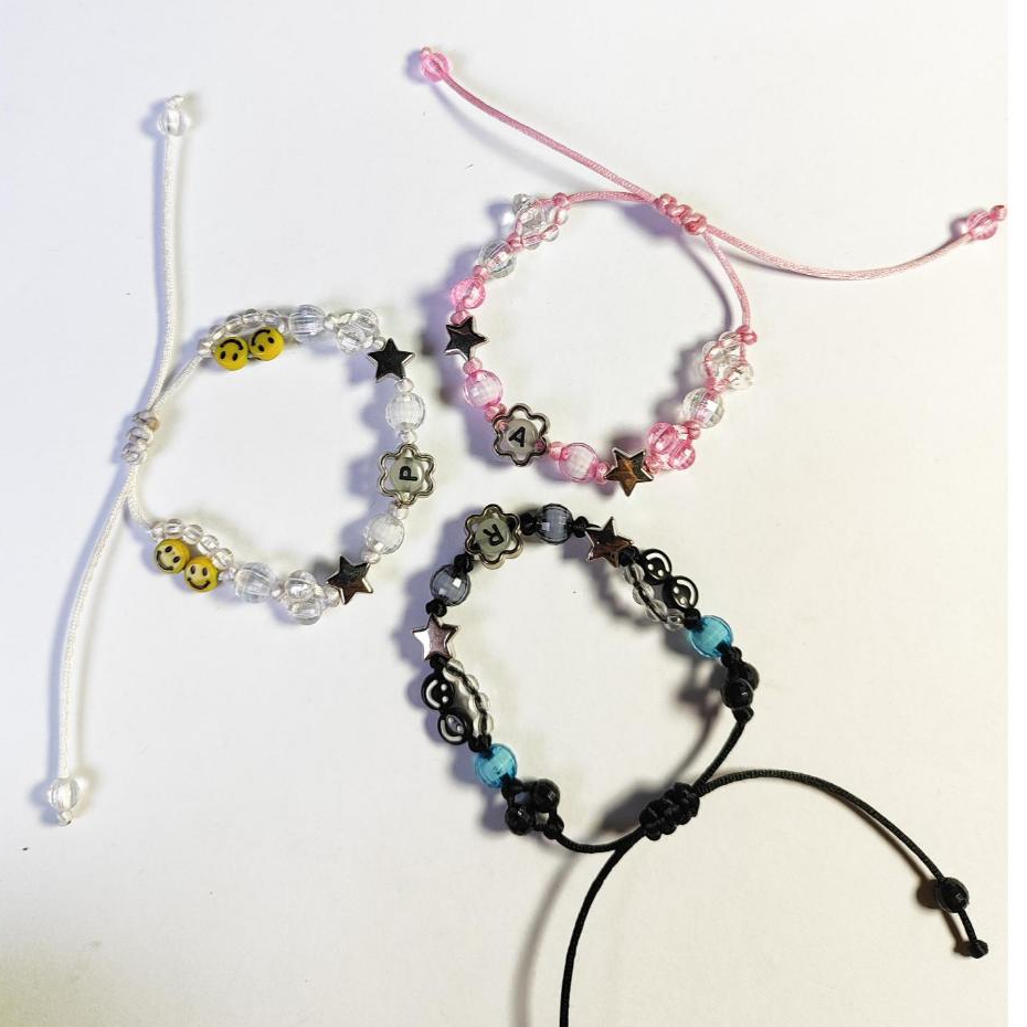 Gelang manik inisial aesthetic