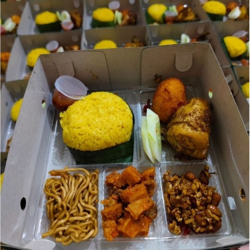 

Nasi Kuning Box Ayam Goreng + Telur Balado Termurah