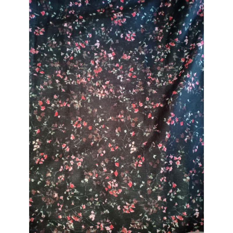 CERUTI MOTIF BUNGA MERAH DASAR HITAM (3 m = Rp 60.000)