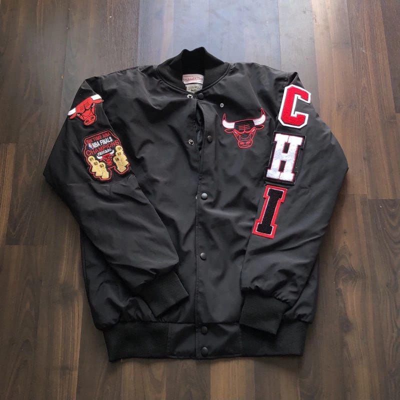 JAKET BOMBER VARSITY CHICAGO BULLS BORDIR FULL TAG LABEL