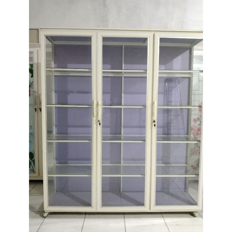 lemari/rak buku kaca