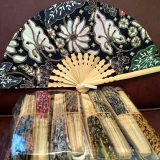 [BISA COD] 50Pcs Kipas Batik Souvenir Pernikahan - Kipas Lipat Batik Kipas Tangan SIAP KIRIM
