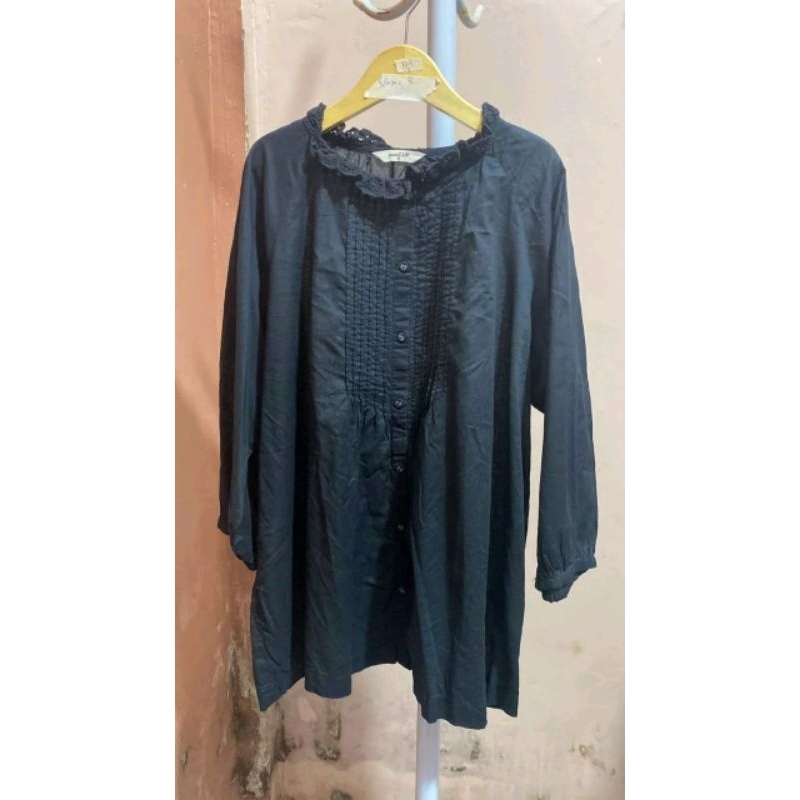 Blouse Hitam Studio Clip