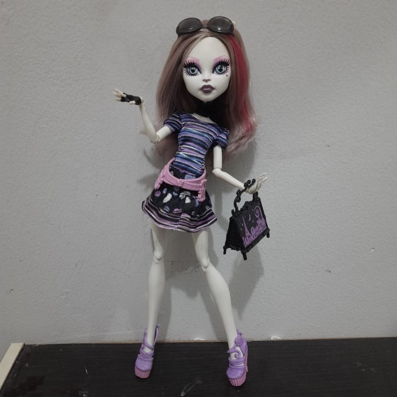 Boneka Monster High Signature Catrine DeMew Mainan