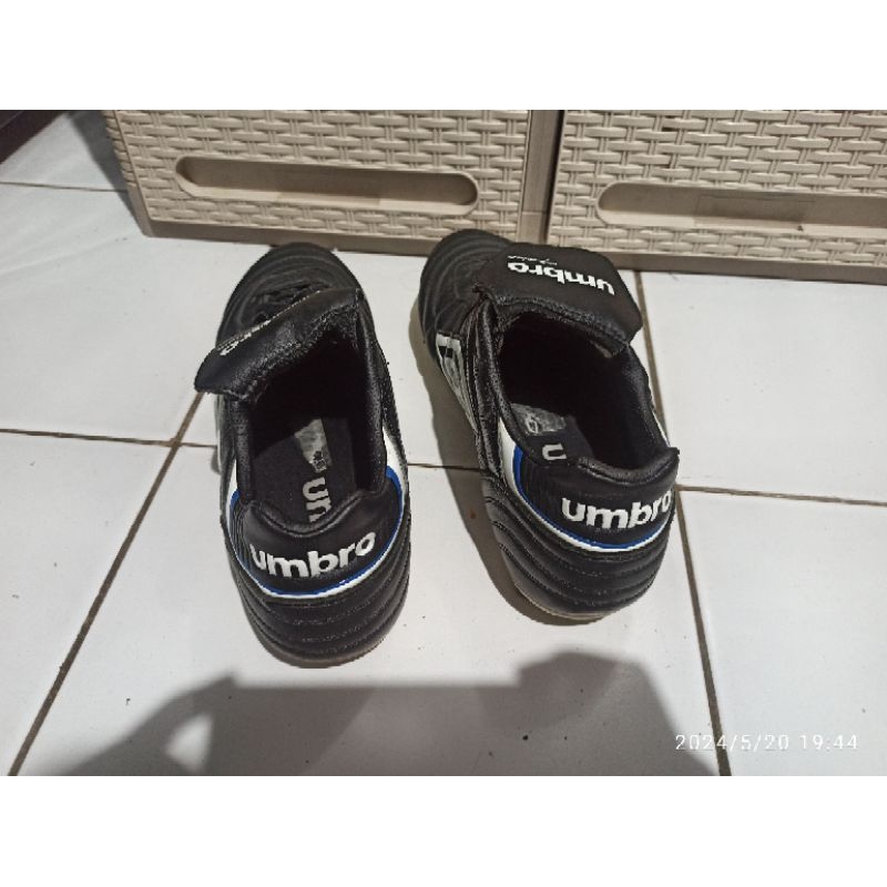 Sepatu bola umbro second original size 45