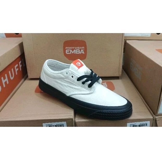 Sepatu Sneakers Cowok Emba