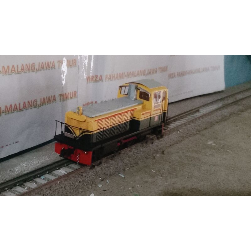 Miniatur lokomotif kereta api Indonesia D 300 livery PJKA dummy ( tanpa mesin)