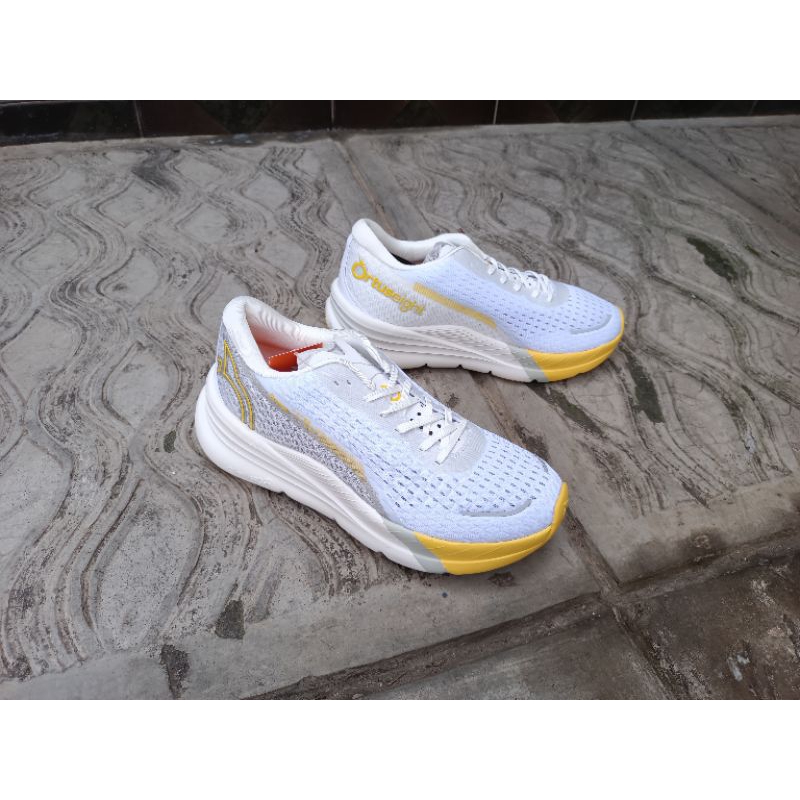 ortuseight sepatu lari hyperblast neo
