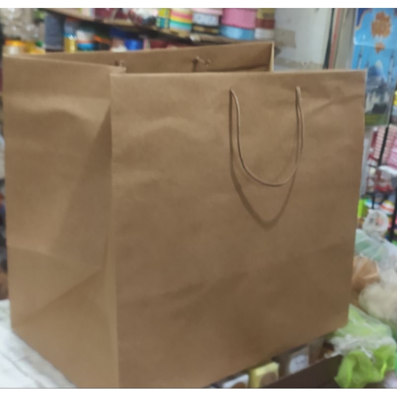 

paper bag jumbo kotak ukuran 40, harga yang tercantum diatas harga satu lusin isi 12 pcs (44*30*42)