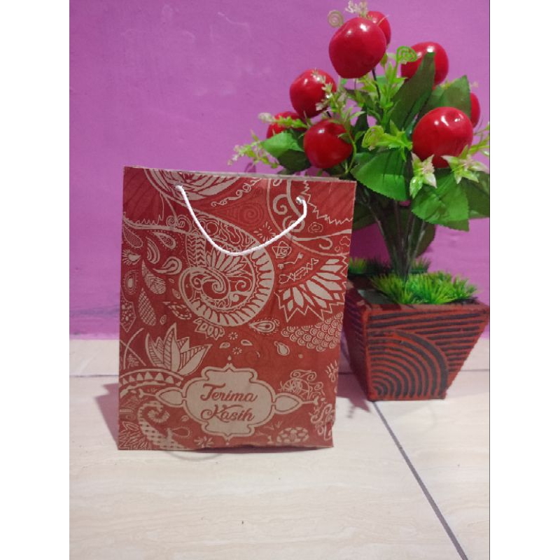 

100 pcs paperbag batik sedang tali besar ukuran 21x17x5, 5