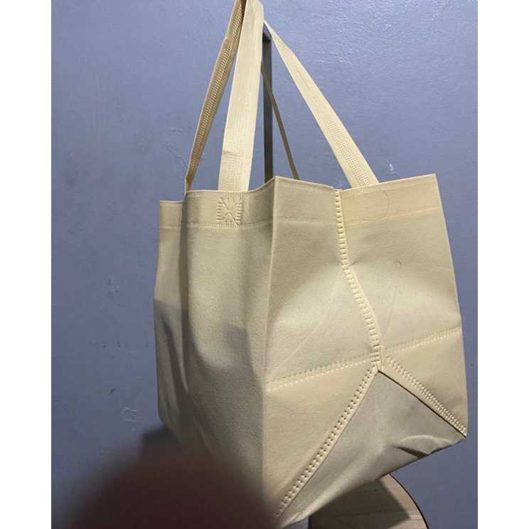 

Diskon Seru ISI 1 LUSIN 12 PCS Tas Hajatan 22x22 Tinggi 25 cm Tas Nasi Kotak Tas Spunbond