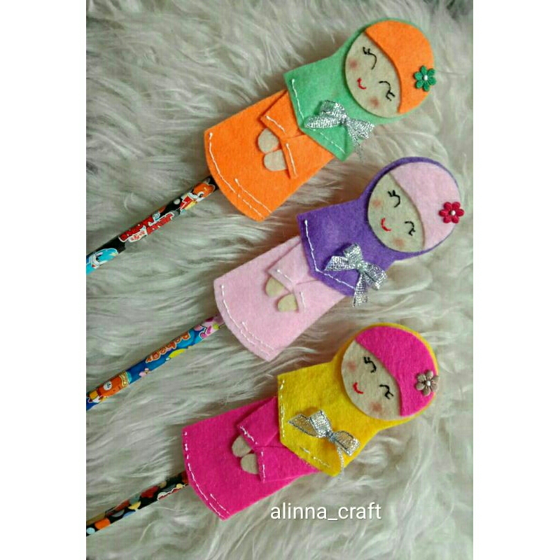 

hiasan pensil flanel karakter perempuan