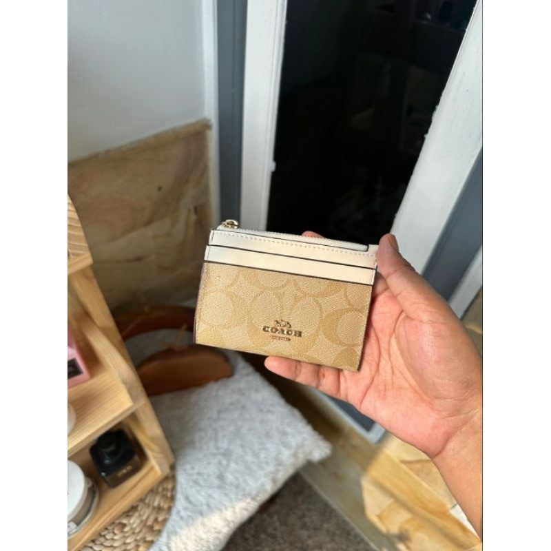 

cardholder co white signature