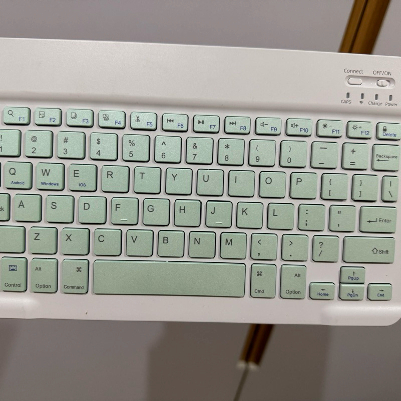 Preloved Keyboard Bluetooth IPAD / TABLET