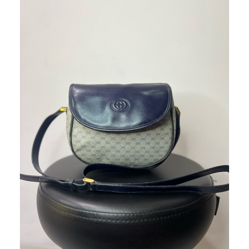 Preloved aunthentic Gucci Vintage monogram flap sling bag