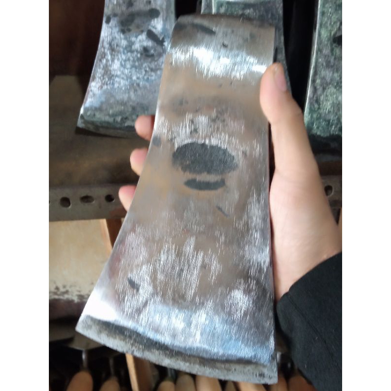 patik  baja besar tebang kayu