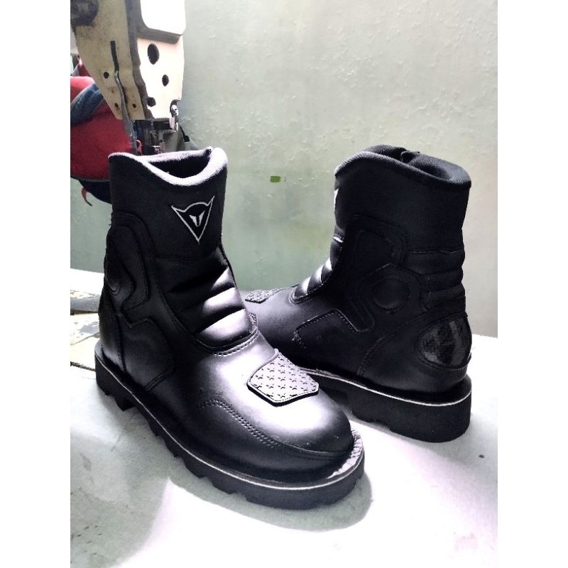 sepatu touring hitam dainese