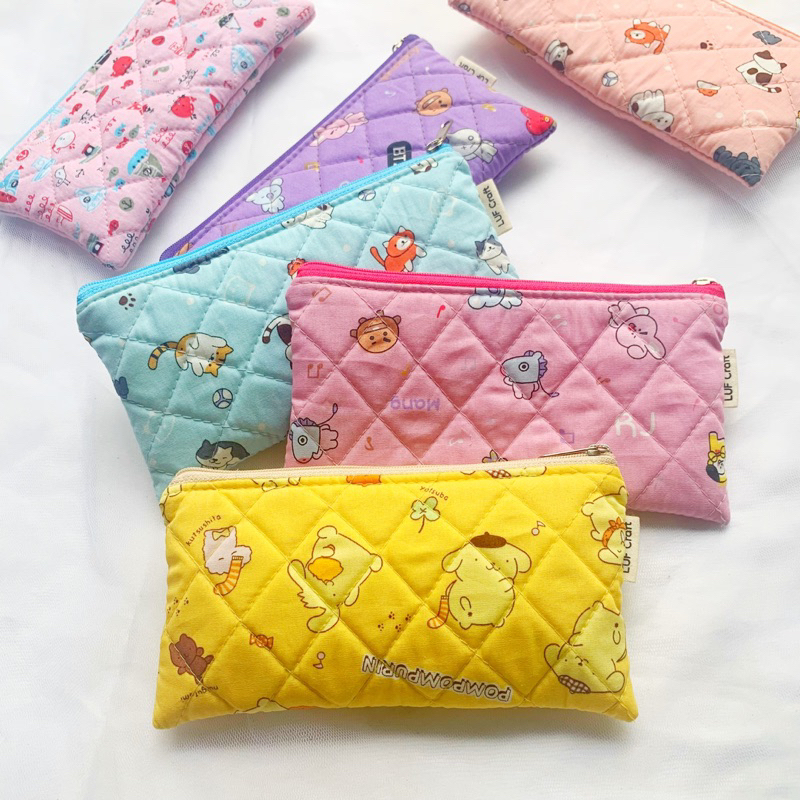 

Luf Craft - "Maruta" Quilted Flat Pencil Case Tempat Pensil Pouch Dompet Makeup Kecil Dompet Mini Bt21 Neko Atsume Pompompurin