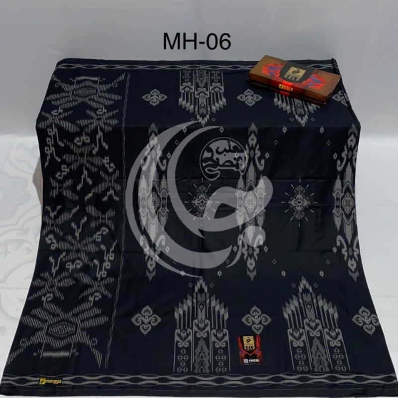 SARUNG MANGGA GOLD HITAM MOTIF