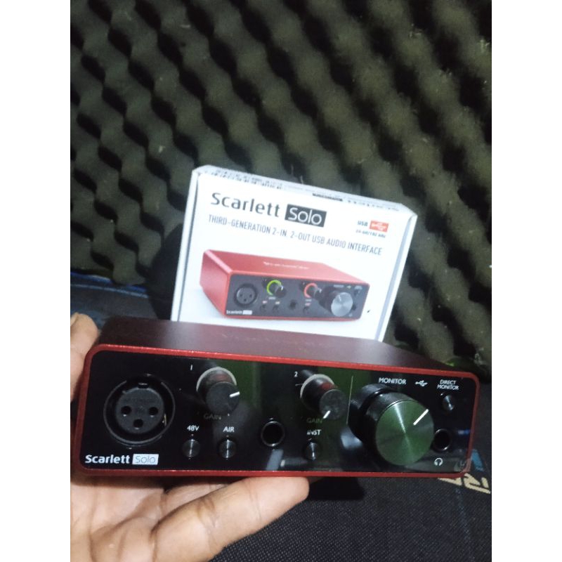 Focusrite Scarlett Solo Gen 3 second + microphone behringer xm8500 second