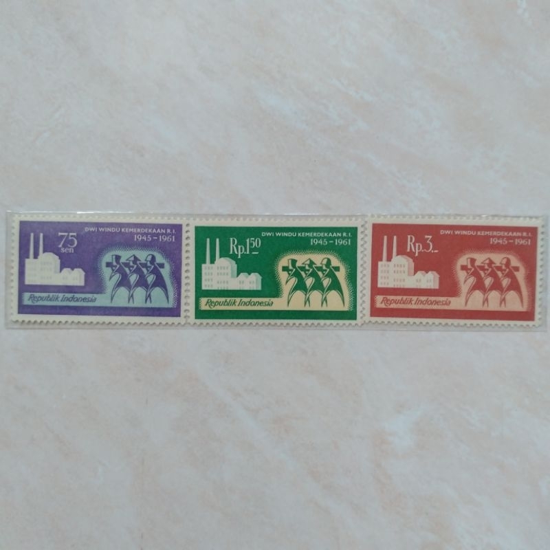 

Perangko Prangko Kuno Set Seri Dwi Windu Kemerdekaan RI 1945-1961 Mint - YN1567