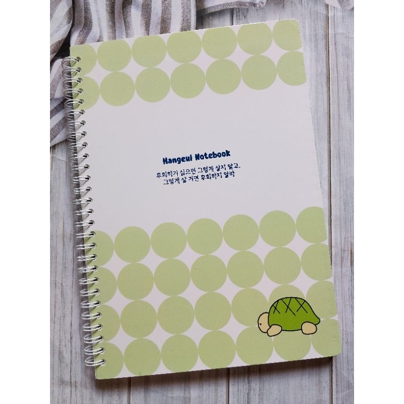 

NOTEBOOK B5 SPIRAL D452B5 KERTAS BERGARIS ISI 80 LEMBAR UK 17.9X25.2CM