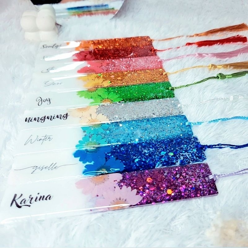 

Custom Bookmark Resin with Daisy Flower and Glitter Sequin / Pembatas Buku Resin
