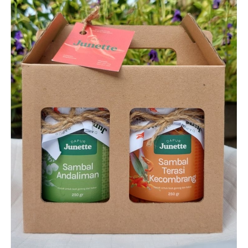 

Dapur Junette Hampers isi Sambal Andaliman Dapur Junette 250g dan Sambal Terasi Kecombrang 250g