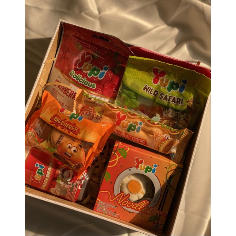 

Box Full of Yupi - Paket Kado Permen Yupi - Gummy Gift Box - Hampers Pacar Adik Sahabat