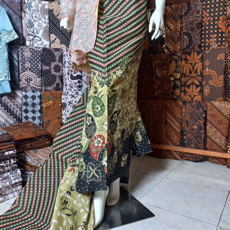 Kain Batik dan Rok Hijau Daun Bawahan Kebaya Bridesmaid Wisuda