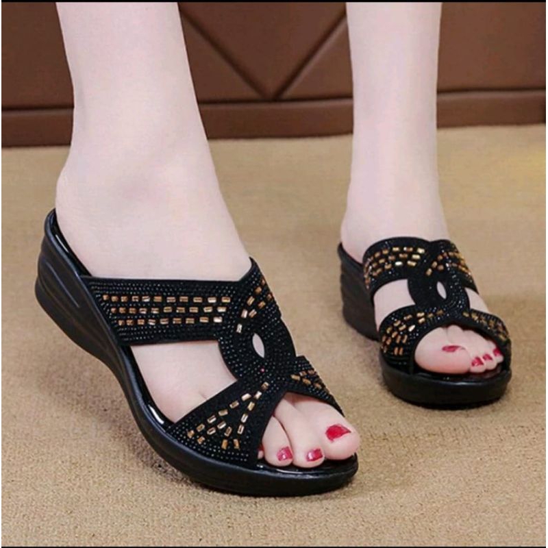 Wedges Wanita Selop Sandal Wedges Wanita Model Selop dengan Hiasan Mutiara untuk Acara Pesta, Warna 
