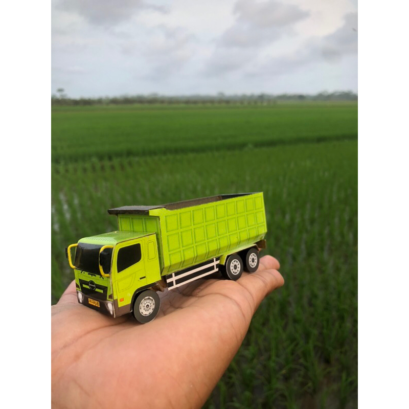 Miniatur Truk Dump Hino