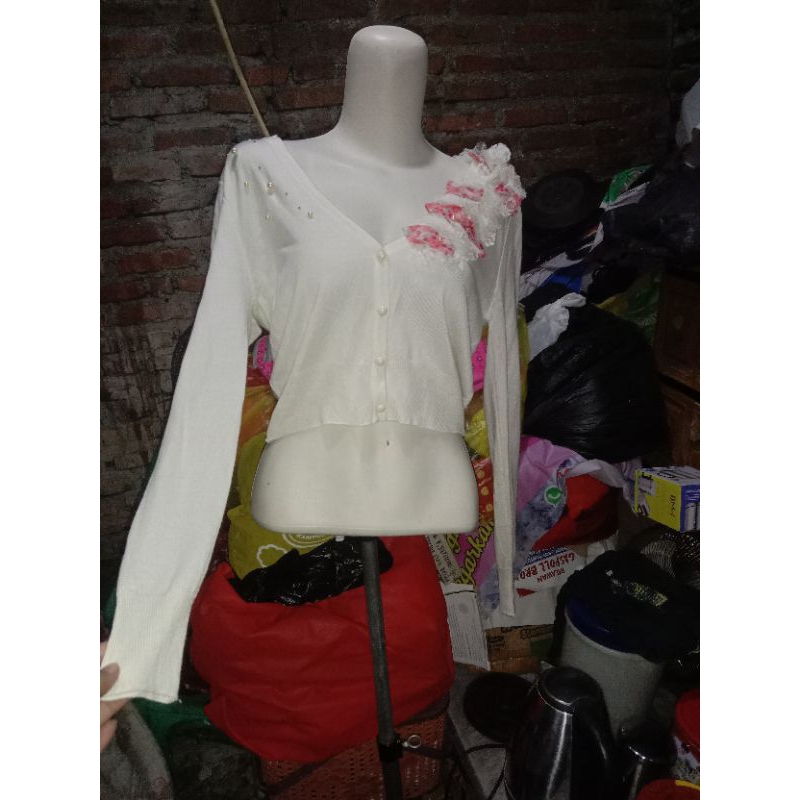 Entalase 134 Cardigan warna putih tulang brand incinoo sports Masih like new