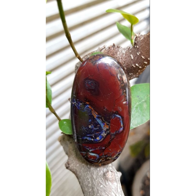 batu boulder opal bergambar