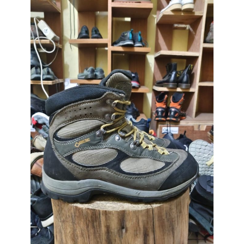 SEPATU GUNUNG MONTBELL