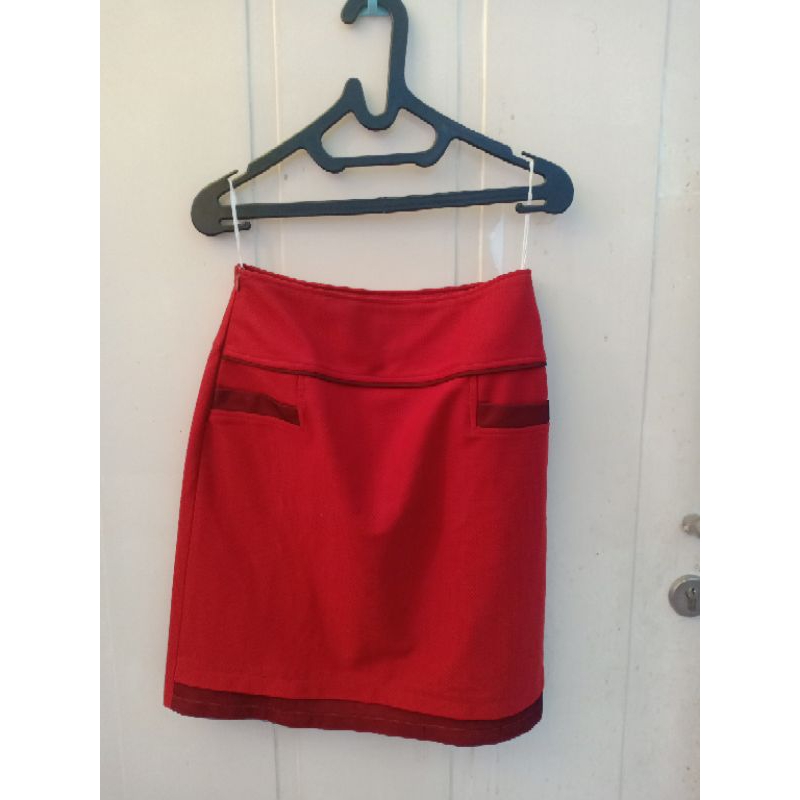 Rok wanita remaja warna merah