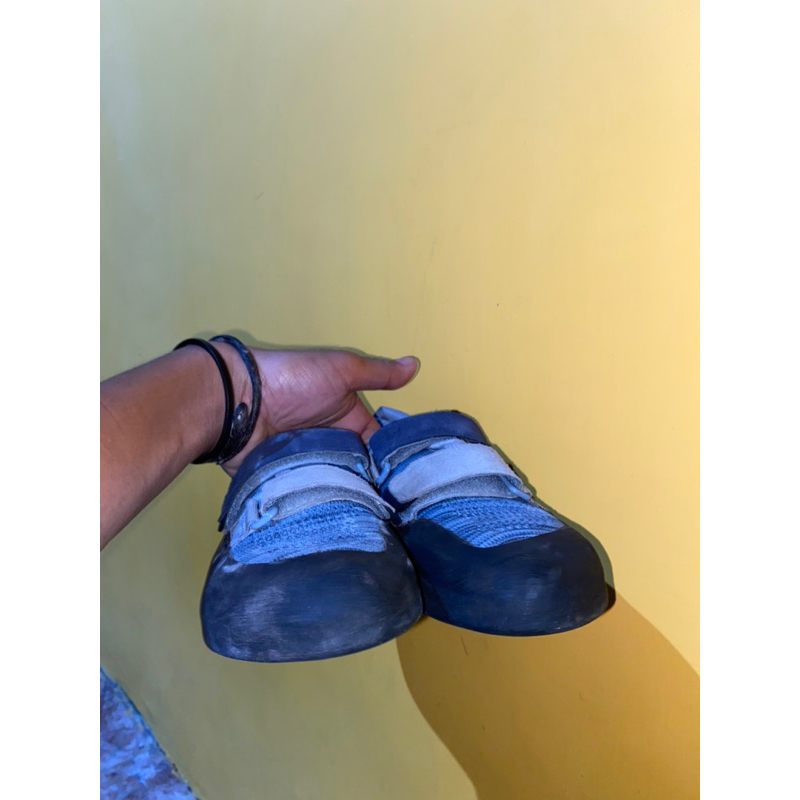 Aneka Sepatu panjat tebing Red face climbing shoes Lasportiva