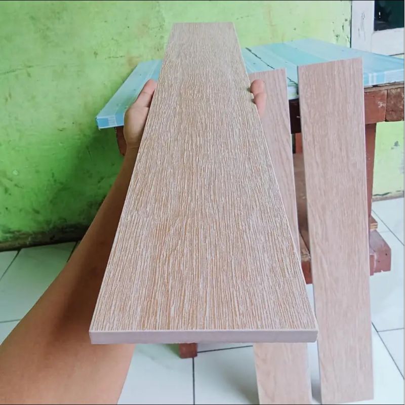 Lis plin granit 10×60 motif urat kayu