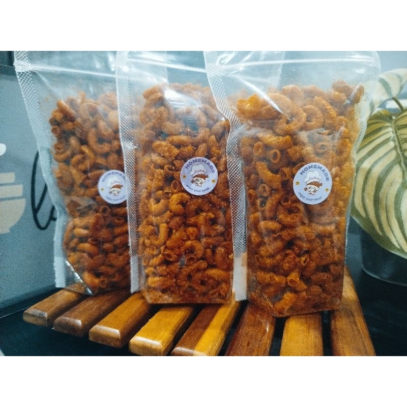 

MAKARONI GORENG CRUNCHY RASA PEDAS DAUN JERUK KEMASAN REGULER 100 GR