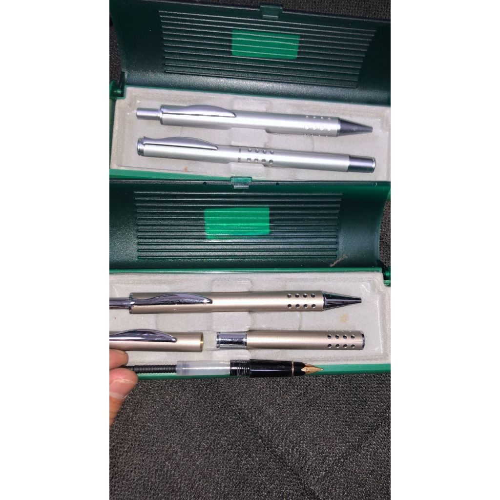 

ballpoint plus pena set dengan kemasan gift set guru instansi made in taiwan sisa tahun 1990 an kode tw 1
