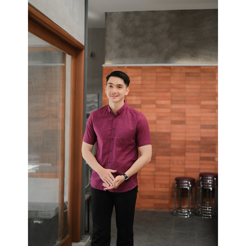 KEMEJA POLOS PRIA LENGAN PENDEK WARNA BURGUNDY / UNGU TUA