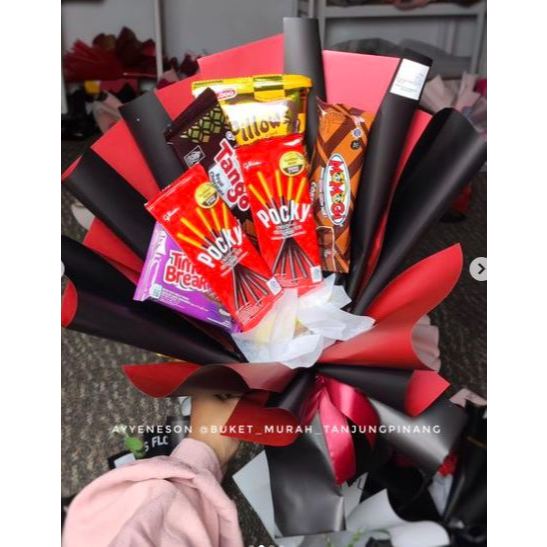 Buket Snack Kertas Warna Merah Hitam