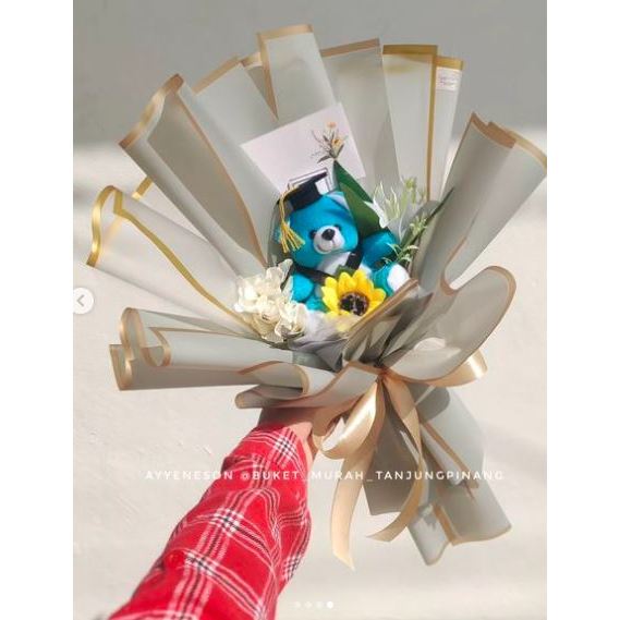 Buket Boneka Wisuda Biru dan Bunga Putih Kertas Warna Abu-Abu