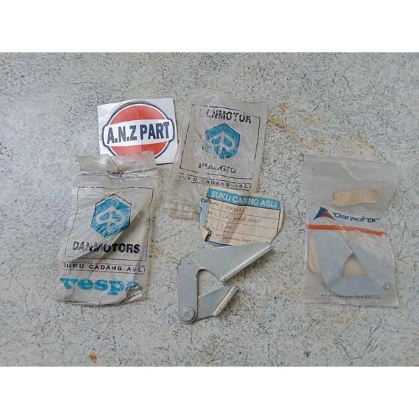 Engsel box laci depan Vespa Corsa