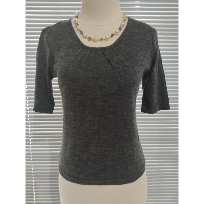 Kaos Wanita Tangan 3/4 Abu Tua Oeillet Size M*(Preloved)