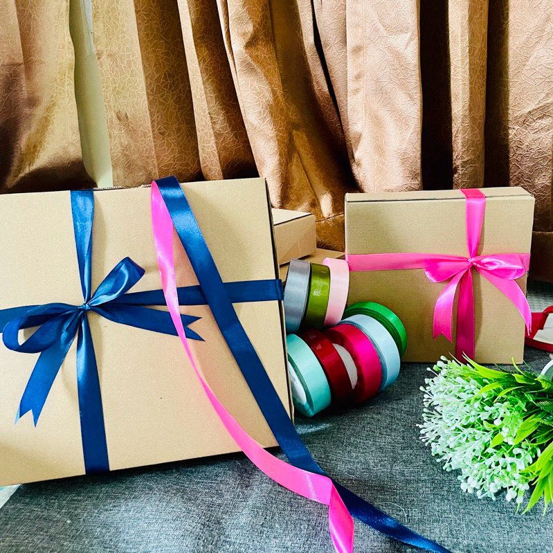 

dus hampers kosong plus pita size 25*25*5cm