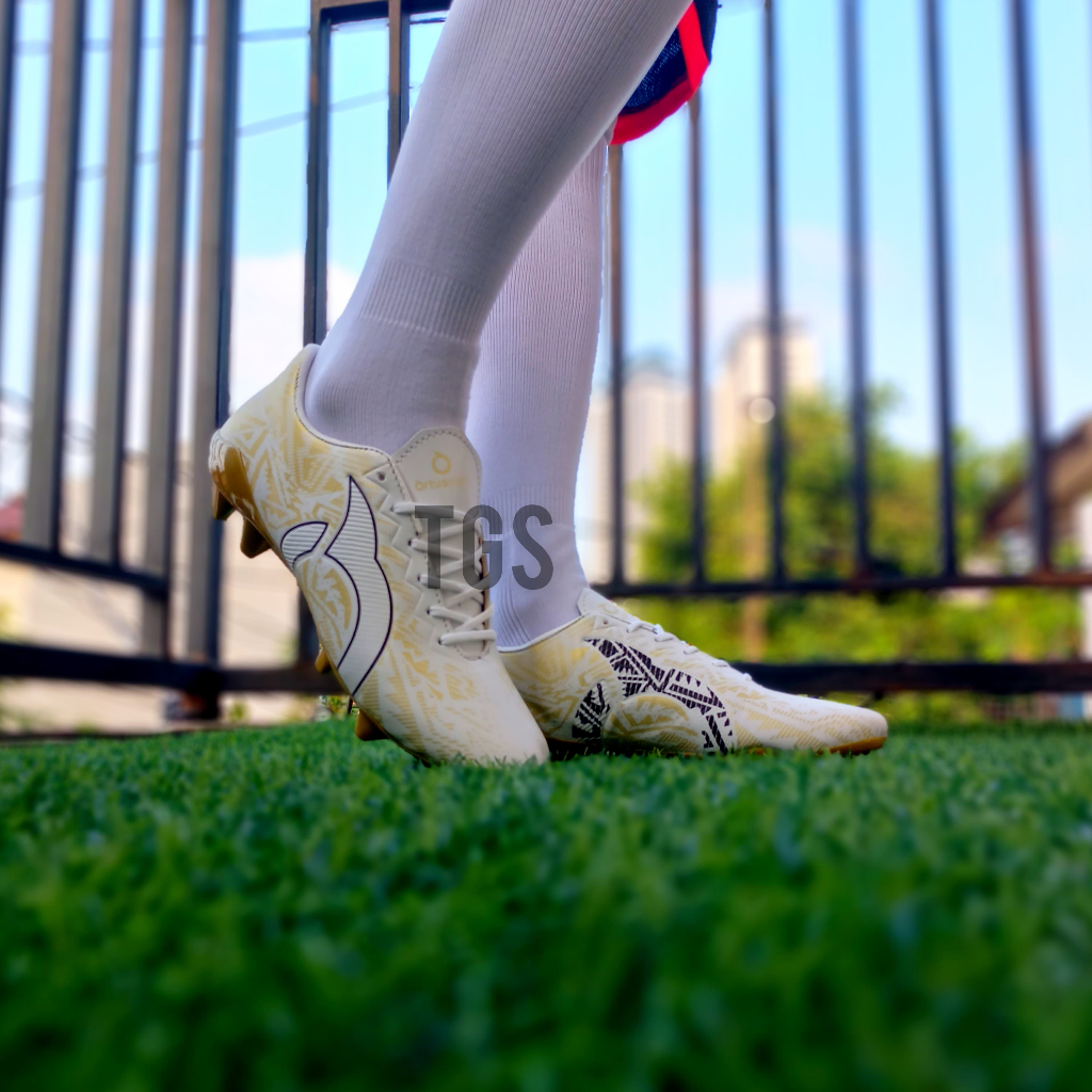 Sepatu Bola Ortuseight Volt White Gold