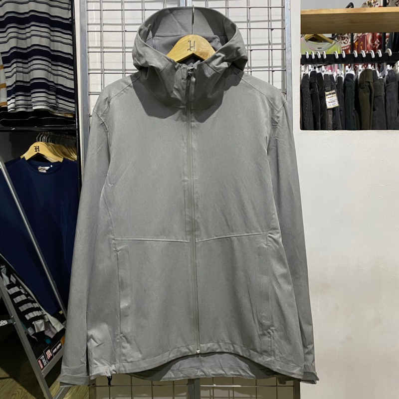 JAKET UNIQLO BLOCK TECH SECOND